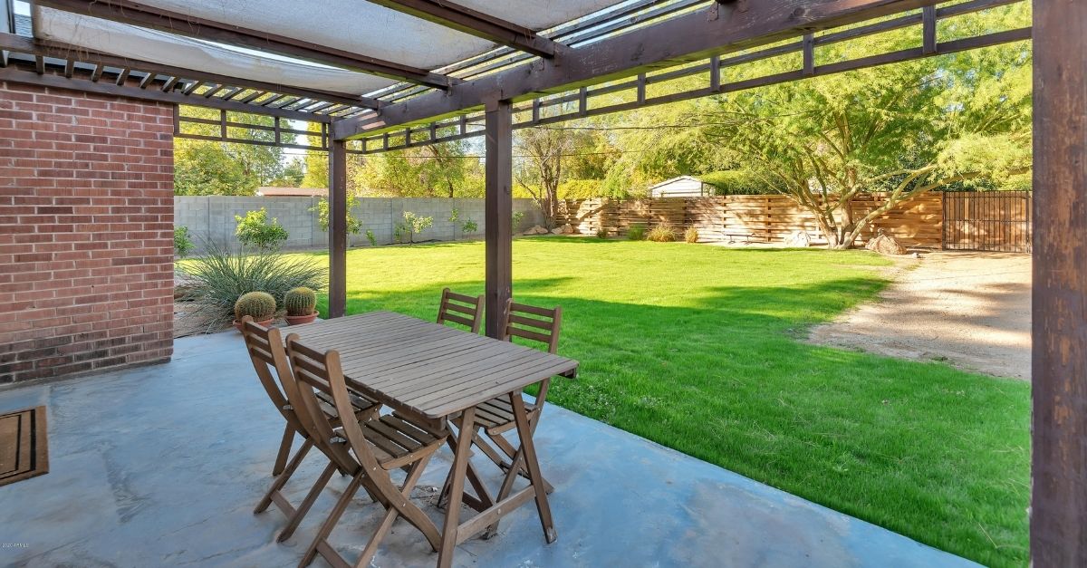 1520 W BERRIDGE Lane in Phoenix, AZ