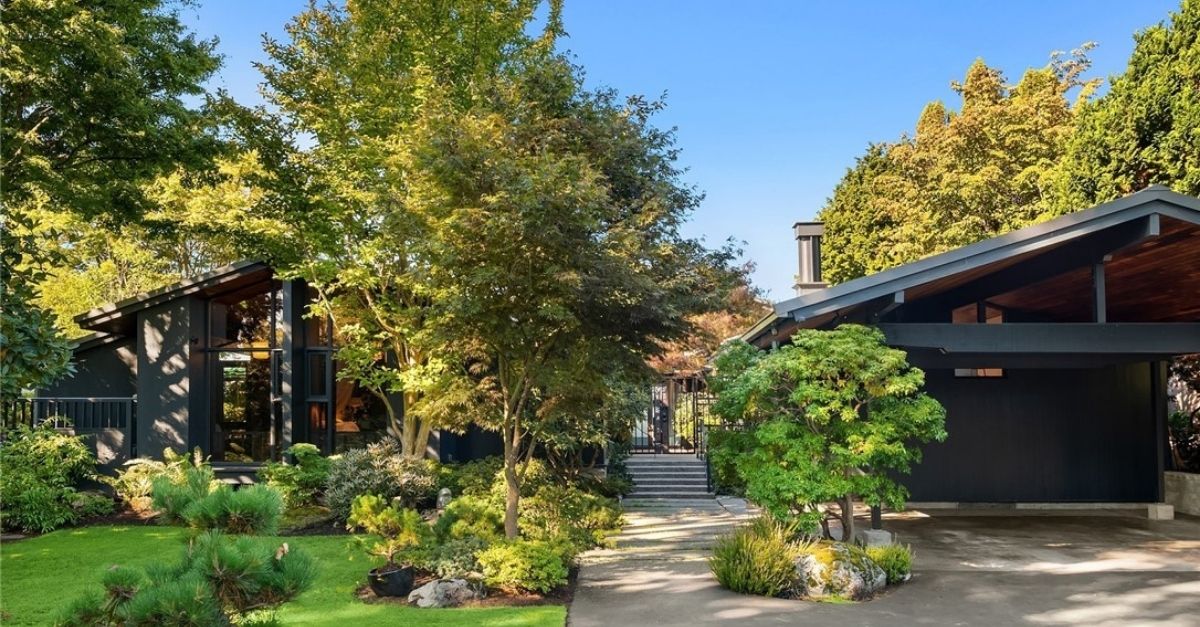 10423 Marine View Dr SW in Seattle, WA