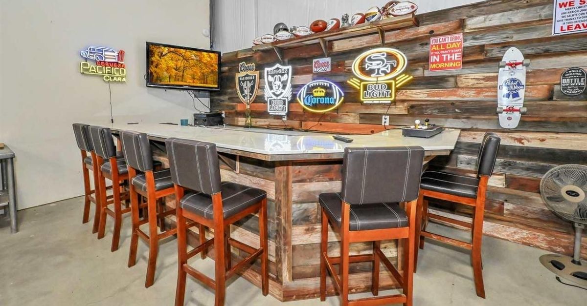 1751 Orchard Lane in Brentwood, California bar