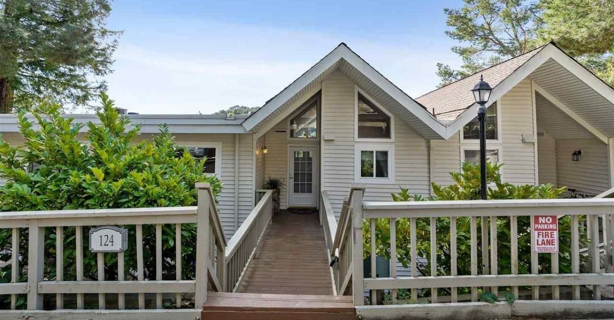 Exterior of condo for sale in Moraga, California 